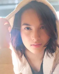 FOTO: So Sweet! Ini Kedekatan Chelsea Islan dan Para Penggemarnya