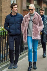 FOTO: So Sweet! Karlie Kloss & Pacarnya Mesra di Tempat Umum