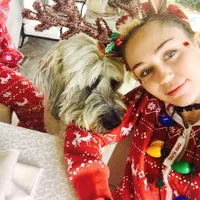 FOTO: So Sweet! Mesranya Miley Cyrus & Liam Hemsworth Saat Natal