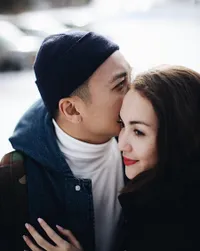 FOTO: So Sweet! Momen Kemesraan Rianti Cartwright dan Sang Suami