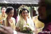 FOTO: So Sweet! Senyum Ceria Mytha Lestari & Barry Resmi Menikah