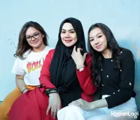 FOTO: Soal Tindik di Bawah Bibirnya, Ini Kata Sarita Abdul Mukti