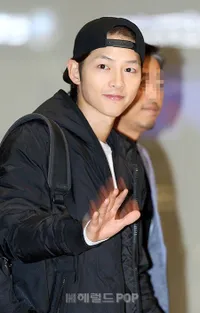 Foto Song Joong Ki Menuju MAMA 2018 Hong Kong, Simple & Gondrong