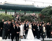 Foto Song Song Couple Bersama Para Tamu Undangan di Pernikahan