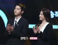 FOTO: Song Song Couple Reuni, Mesra Saat Terima Award Bersama