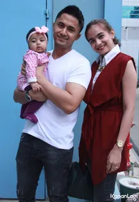 FOTO: Sonya Fatmala & Hengky Kurniawan Bahagia Timang Buah Hati