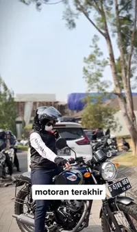 Foto Sonya Fatmala Pamitan di Hari Terakhir Hengky Kurniawan Jadi Bupati, Naik Motor Sendiri dan Ditangisi Siswa SMA