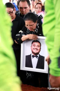 FOTO: Sosok Pacar Mike Mohede, Tertunduk Sedih Hadiri Pemakaman