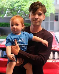 Foto Stefan William Gendong Anaknya Baby Cio, Makin Mirip?