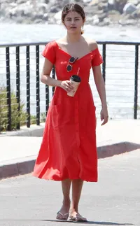 FOTO: Street Fashion Keren Ala Selena Gomez, Stylish & Elegan!
