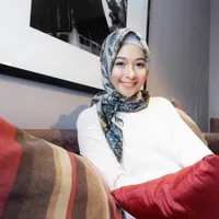 FOTO: Style Hijab Poppy Bunga, Kekinian & Stylish Menawan!