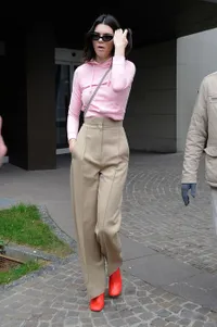 FOTO: Style Kendall Jenner Mendadak Jadi Jadul, Keren Nggak Sih?