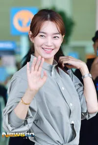 FOTO: Style Musim Gugur Shin Min Ah Sebelum Berangkat ke Paris
