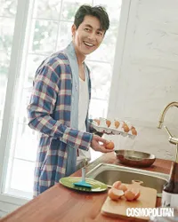 FOTO: Style Musim Panas Ahjussi Ganteng 45 Tahun Jung Woo Sung