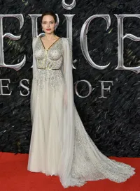 FOTO: Style Red Carpet Angelina Jolie, Makin Cantik di Usia Hampir Setengah Abad