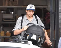 FOTO: Suami Idaman! Ashton Kutcher Tetap Hot Saat Asuh Anaknya