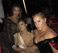 FOTO: Suasana Acara Met Gala di Dalam Gedung, Dinner - Selfie