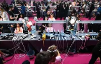 FOTO Suasana Backstage Victoria's Secret Show, Penuh Model Cantik