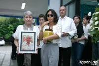 FOTO Suasana Duka Pemindahan Abu Bondan Winarno Diiringi Keluarga