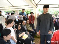 FOTO: Suasana Haru Pemakaman Ayah Anjasmara Diselimuti Kesedihan