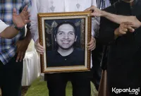 FOTO Suasana Haru Pemakaman Faldy Albar, Putra Ketiga Ahmad Albar