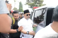 FOTO: Suasana Haru Pemakaman Istri Indro Warkop Dihiasi Kesedihan