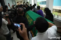 FOTO: Suasana Haru Pengantaran Jenazah Julia Perez ke Rumah Duka