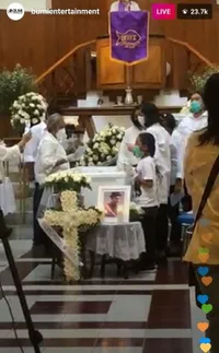 Foto Suasana Ibadah Pelepasan Glenn Fredly, Semua Pakai Masker dan Nyanyi Lagu Mendiang