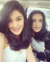 FOTO: Sudah Punya Cucu, Lydia Kandou Bak Seumuran Naysilla Mirdad