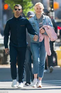 FOTO: Sudah Tunangan, Ini Momen Manis Joe Jonas & Sophie Turner