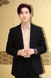 Foto Suho EXO Bagai CEO di Event Bvlgari, 4 Anting di Telinganya Jadi Perhatian