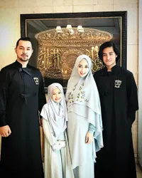 FOTO: Sultan Djorghi Umrah Bareng Istri dan Anak, Ketemu Maia