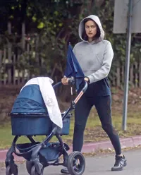 FOTO: Sweet! Jalan Bareng Irina Shayk, Bradley Asyik Gendong Bayi