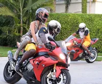 FOTO Syuting Video Klip, Rihanna Pakai Dress Transparan & Braless