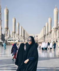 FOTO: Tahun Baruan di Tanah Suci, Alika Cantik Berhijab