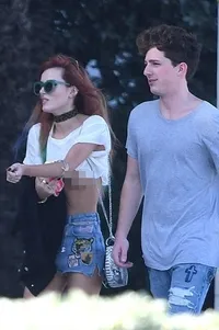 FOTO: Tak Kenakan Bra, Bella Thorne Mesra Dengan Charlie Puth