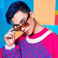 FOTO: Tampil Beda, Deretan Aktor Ini Didandani Serba Warna-Warni!