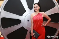 FOTO: Tampil Glamor, Aura Kasih Gandeng Pria Tampan di IMAA 2017