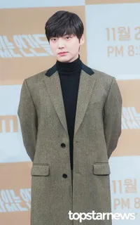 FOTO: Tampil Perdana Usai Drama Perceraian, Ahn Jae Hyun Bisa Tersenyum Lepas