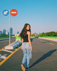 FOTO: Tampil Suburban, Aurelie Moeremans Tetap Kece dan Menawan