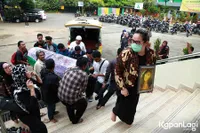 FOTO: Tangis & Haru di Proses Salat Jenazah & Pemakaman Yana Zein