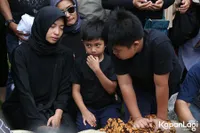FOTO: Tangis Anak dan Istri Mengantar Kepergian Oon Project Pop