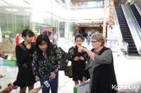 FOTO: Tangis Haru Dua Putri Yana Zein Melepas Kepergian Sang Mama