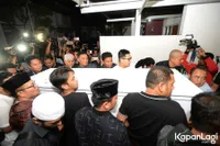 FOTO: Tangis Haru Istri di Depan Jenazah Herman Seventeen