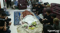 FOTO: Tangis Marshanda Pecah Saat di Depan Jenazah Cecep Reza