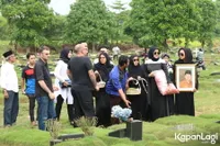 FOTO: Tangis Olla Ramlan di Pemakaman Sang Ayah Dihiasi Kesedihan