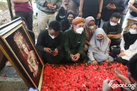 Foto Tangisan Anak-Anak Dorce di Makam Sang Bunda, Rasakan Kehilangan yang Mendalam