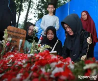 FOTO: Tangisan Sang Bunda & Adik Saat Kunjungi Makam Julia Perez
