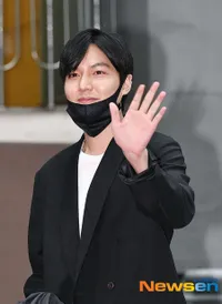 FOTO: Tanpa Makeup, Lee Min Ho Perdana Tunjukkan Wajah Usai Wamil