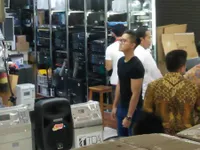 FOTO: Tanpa Pengawalan Ketat, Jokowi - Kaesang Belanja di Mangdu